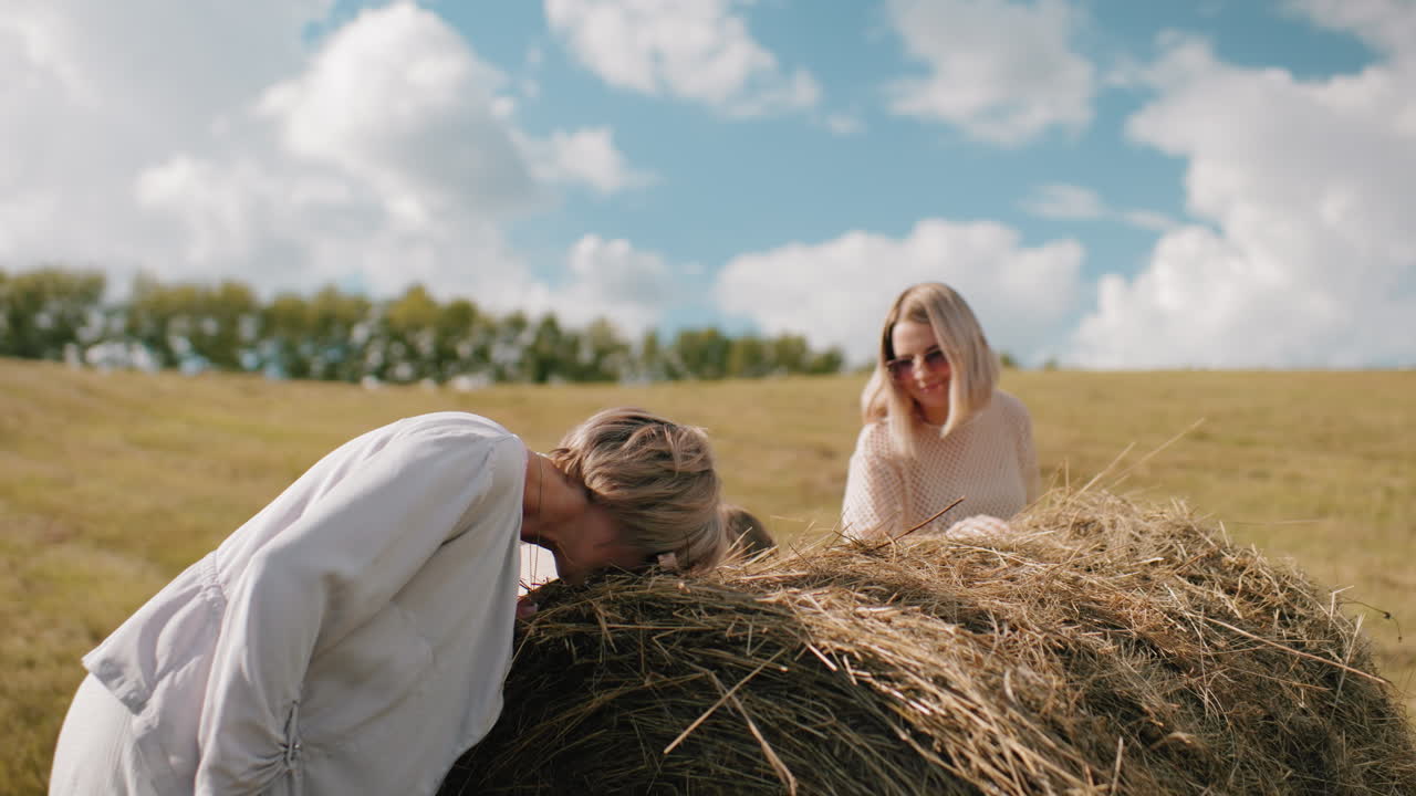 광활한 농지에서 신선한 을 경험하는 사람들의 그룹, 굴곡된 과 멀리 떨어진 나무, 시골 환경, 따뜻한 빛, 그리고 열린 하늘을 가진 자연을 즐기고
