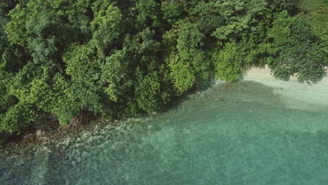 Vista-Aérea-De-Pájaro-Camión-Medio-Derecha-Toma-De-Drones-De-Una-Pequeña-Playa-De-Isla-Tropical-Desierta-Con-Aguas-Turquesas-Claras-En-El-Sudeste-Asiático