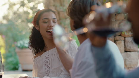 Pareja-Joven-Comiendo-Celebrando-Con-Amigos-Hermosa-Mujer-Probando-Comida-Mediterránea-Con-Su-Novio-Disfrutando-De-La-Reunión-Social-De-Verano-Turistas-De-Vacaciones-4k