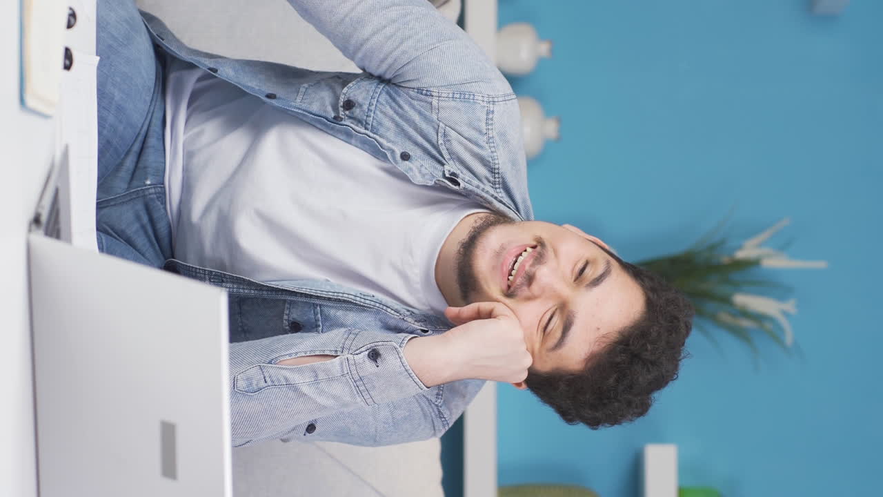 Video vertical de hombre enamorado sintiéndose feliz