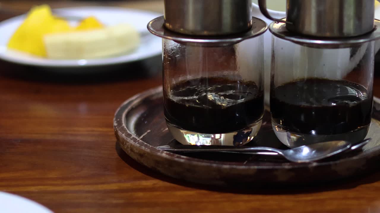 베트남 핀 필터에서 커피를 양조하는 것