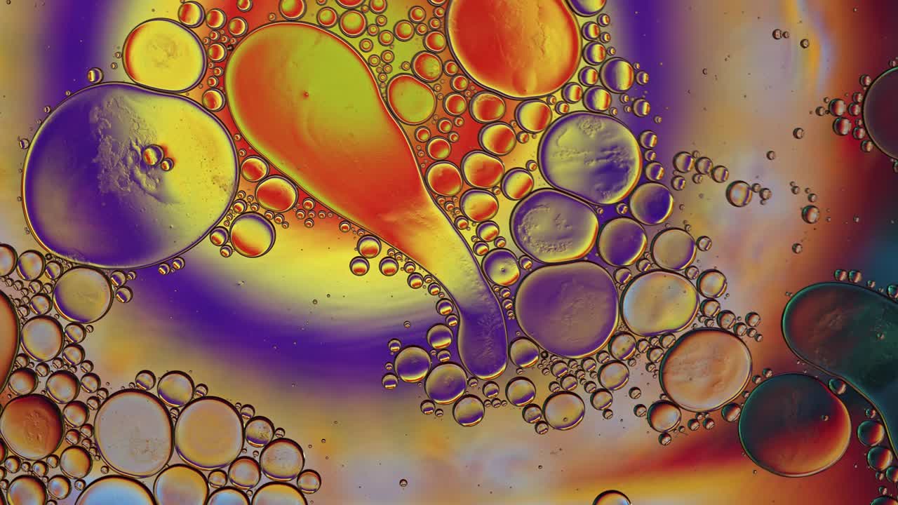 추상적인 다채로운 음식 기름 방울 거품과 구가 흐르고