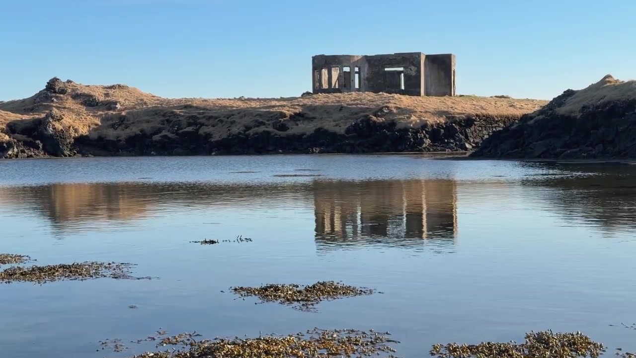 Dam med en refleksion af Thorshammar, Þórshamar bondegård i Hopsnes, Grindavik, Island. - tilt-op-skud