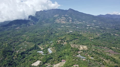 Toma-Aérea-Del-Volcán-Barú-En-Boquete,-Cámara-Moviéndose-Hacia-El-Volcán-Inactivo-De-3475-Metros-De-Altura,-Chiriquí,-Panamá