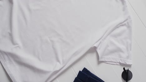 Video-Der-Flachen-Lage-Eines-Weißen-T-Shirts-Mit-Kopierraum-Auf-Weißem-Hintergrund