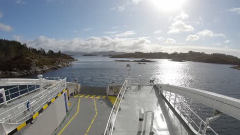 Ferry-Eléctrico-De-Pasajeros-Con-Emisiones-Zeero-Navegando-A-Través-De-Aguas-Estrechas-Vista-En-Primera-Persona-Desde-La-Cubierta---Noruega