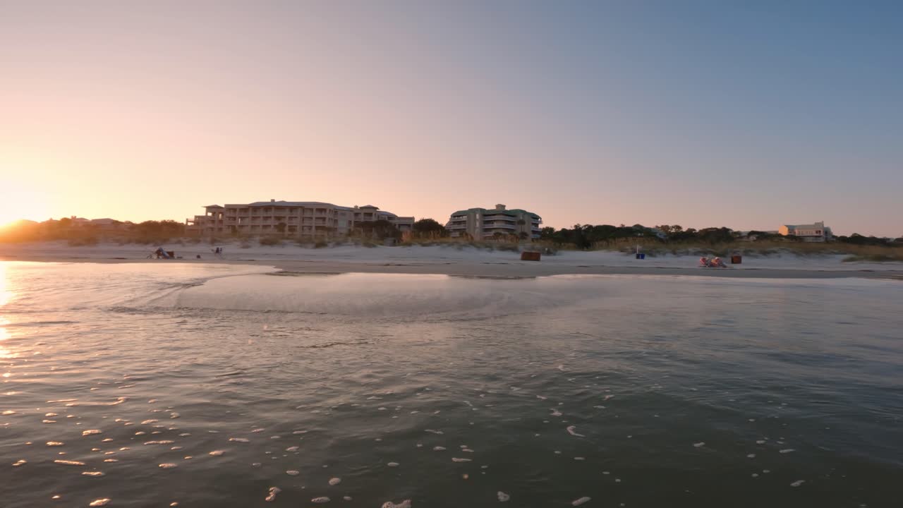 surgiendo de las olas del océano en la hermosa isla de hilton head, carolina del sur