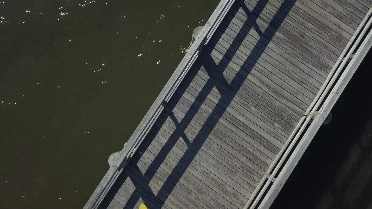 미시시피주 빌록시의 콜로세움 부두 상공을 빠르게 비행하는 드론