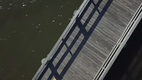 drone volando rápido sobre el muelle del coliseo en biloxi, mississippi