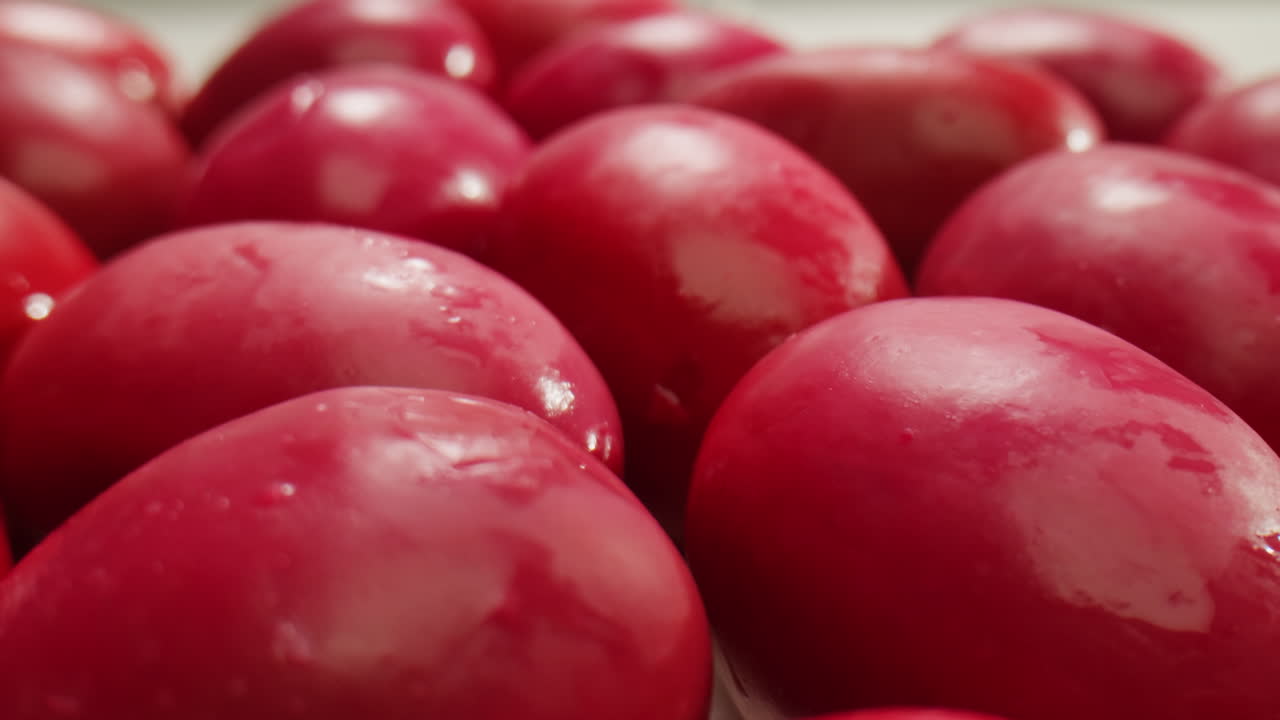 Olive verdi rotonde sottaceto dalla Grecia come sfondo, vista dall'alto. Filmato 4k di alta qualità.