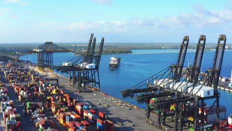 panoramisch uitzicht op de aankomst van een vrachtschip in de haven van cuacedo, dominicaanse republiek