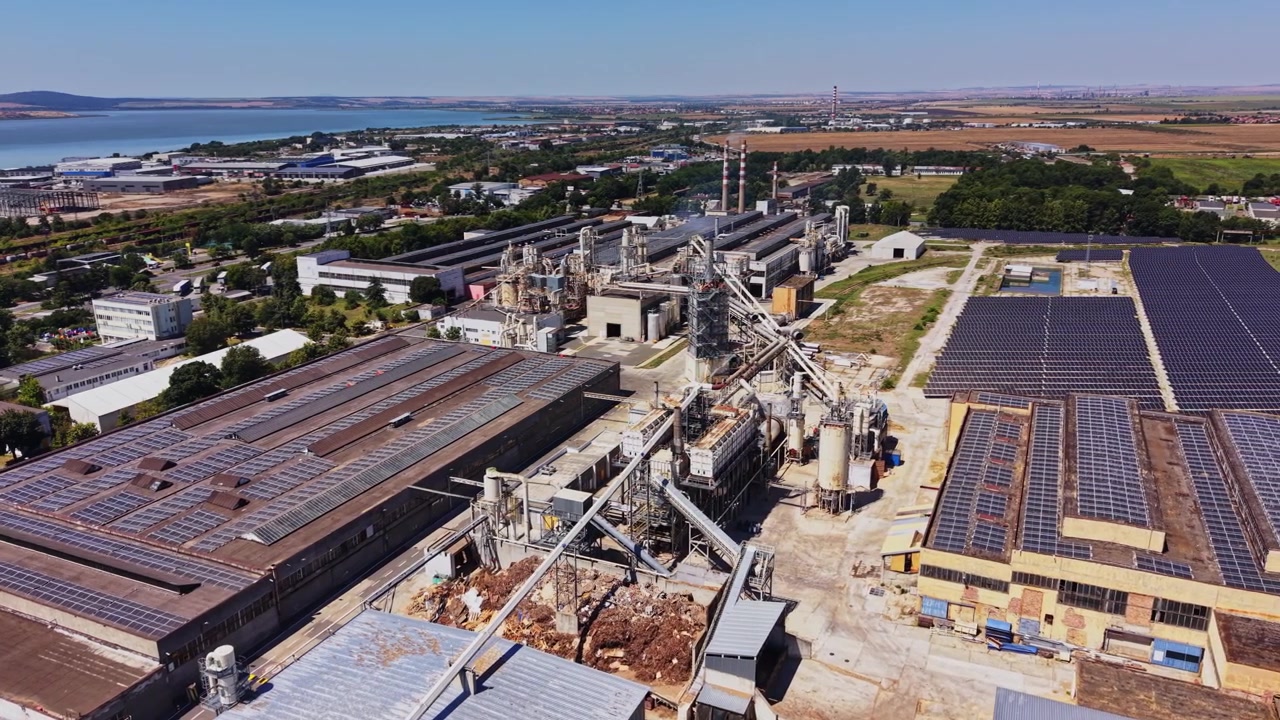 Vista di un'area industriale con fabbriche e pannelli solari di giorno
