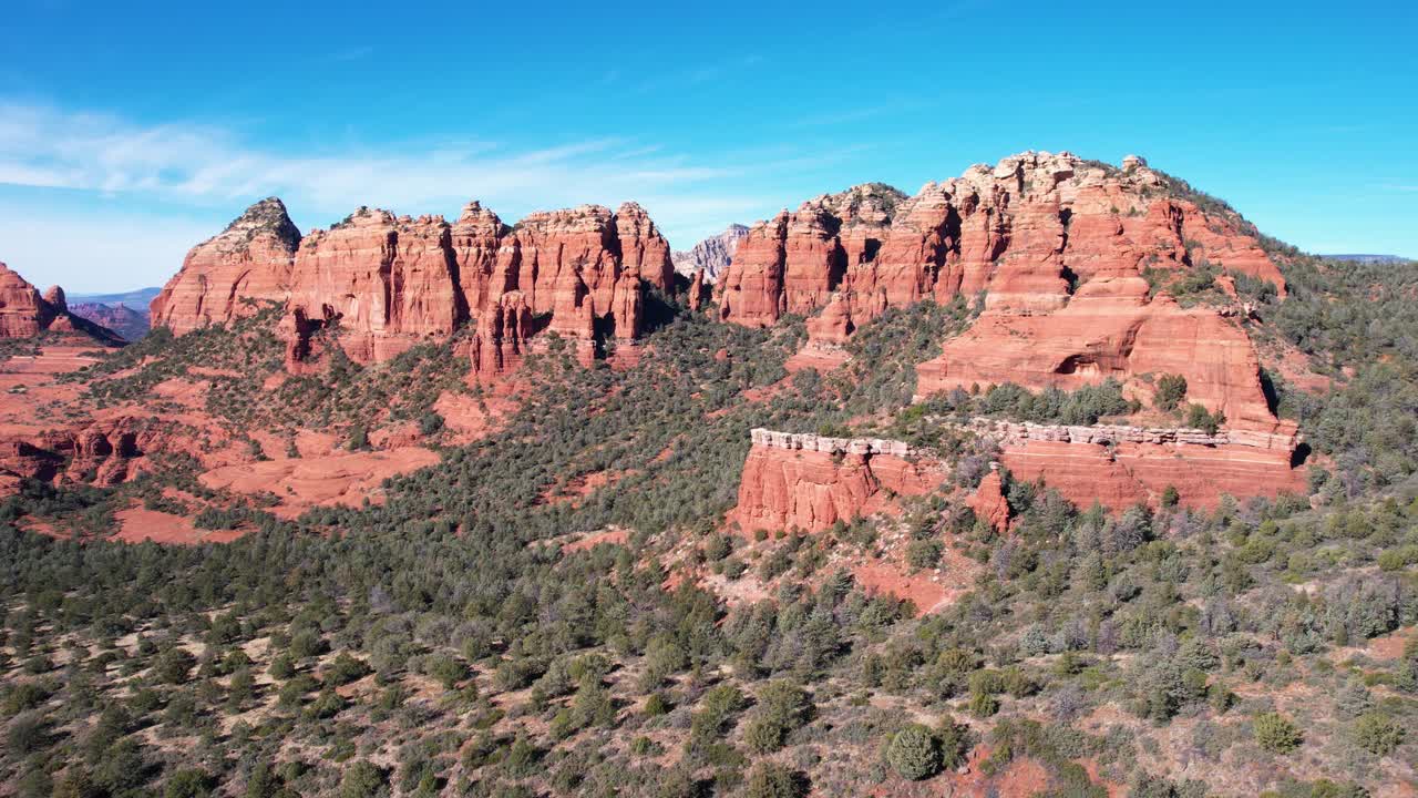 colinas de piedra arenisca roja, acantilados y rocas por encima de la tierra de arbusto, disparo de avión no tripulado