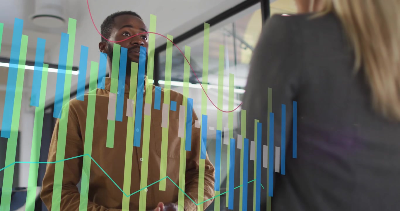 Animatie van dataverwerking over een Afro-Amerikaanse man die op kantoor met zijn vrouwelijke collega praat