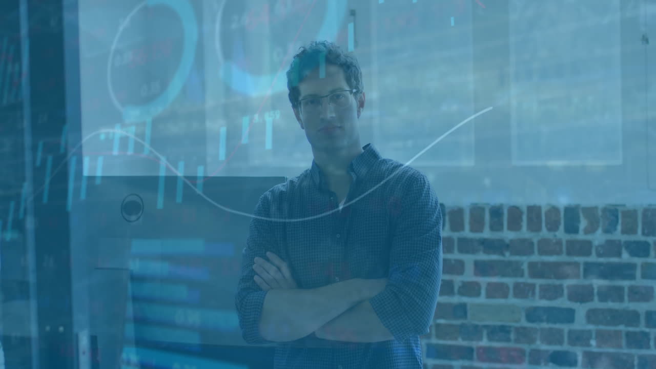 datos financieros y animación del mercado de valores sobre el hombre de pie con los brazos cruzados