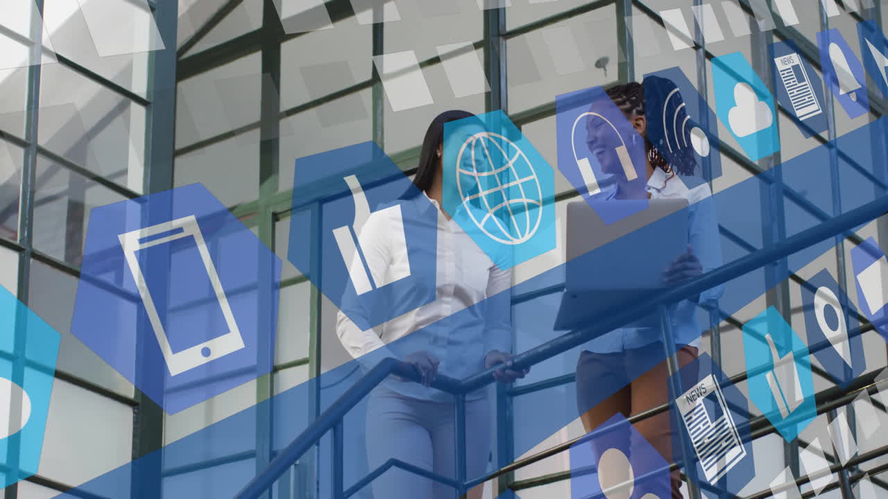 다양한 여성 동료들이 사무실에서 이야기하는 미디어 아이콘의 애니메이션