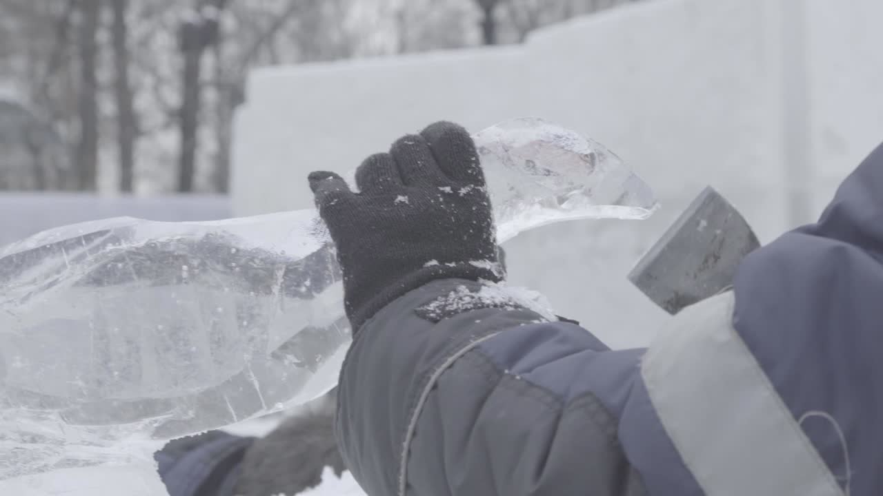 Scultore di ghiaccio al lavoro in inverno