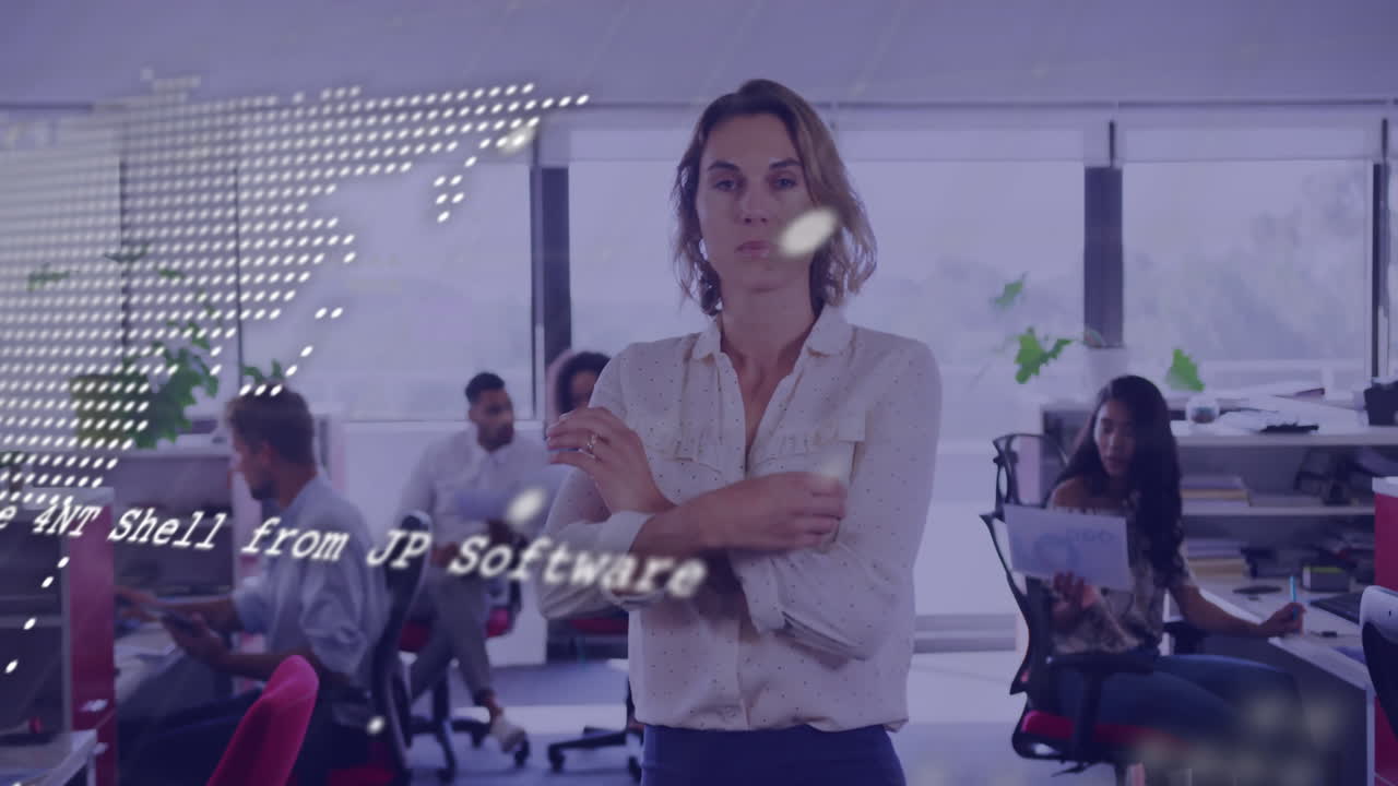 animación de procesamiento de datos y mapa del mundo sobre mujer de negocios caucásica con colegas en la oficina