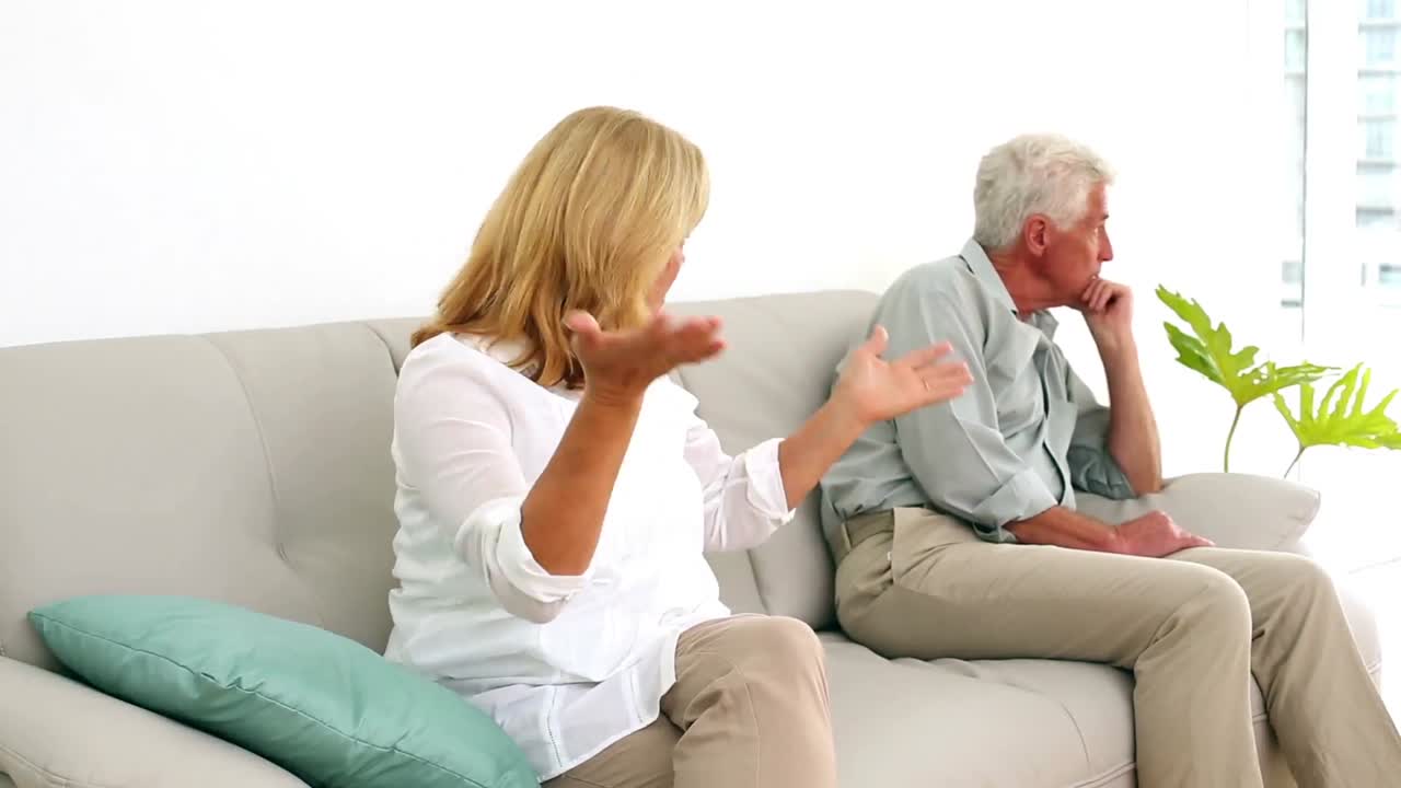 pareja jubilada peleando en el sofá