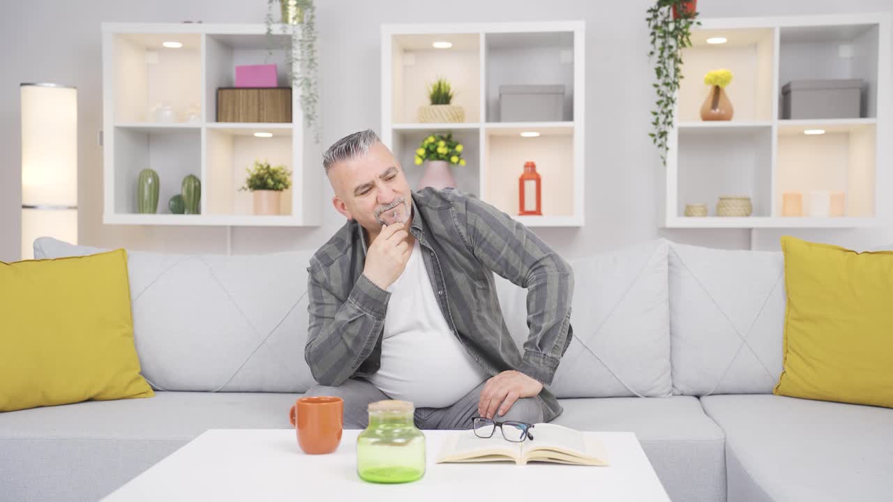 el viejo pensando en recuerdos felices.