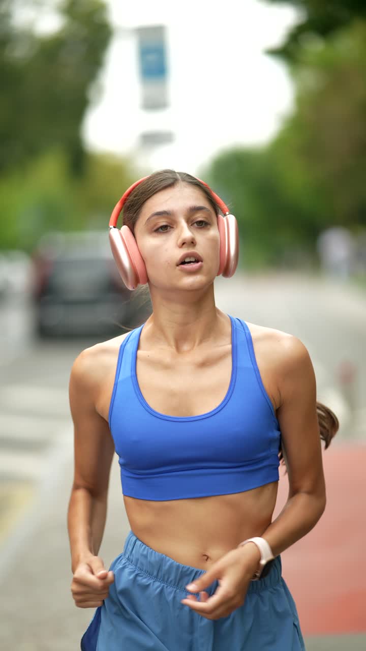 mujer corriendo al aire libre