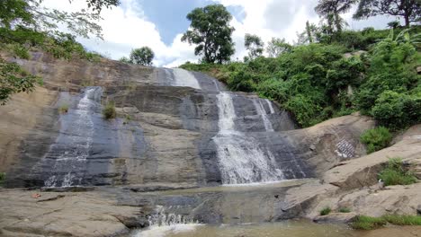 al pie de una pequeña cascada