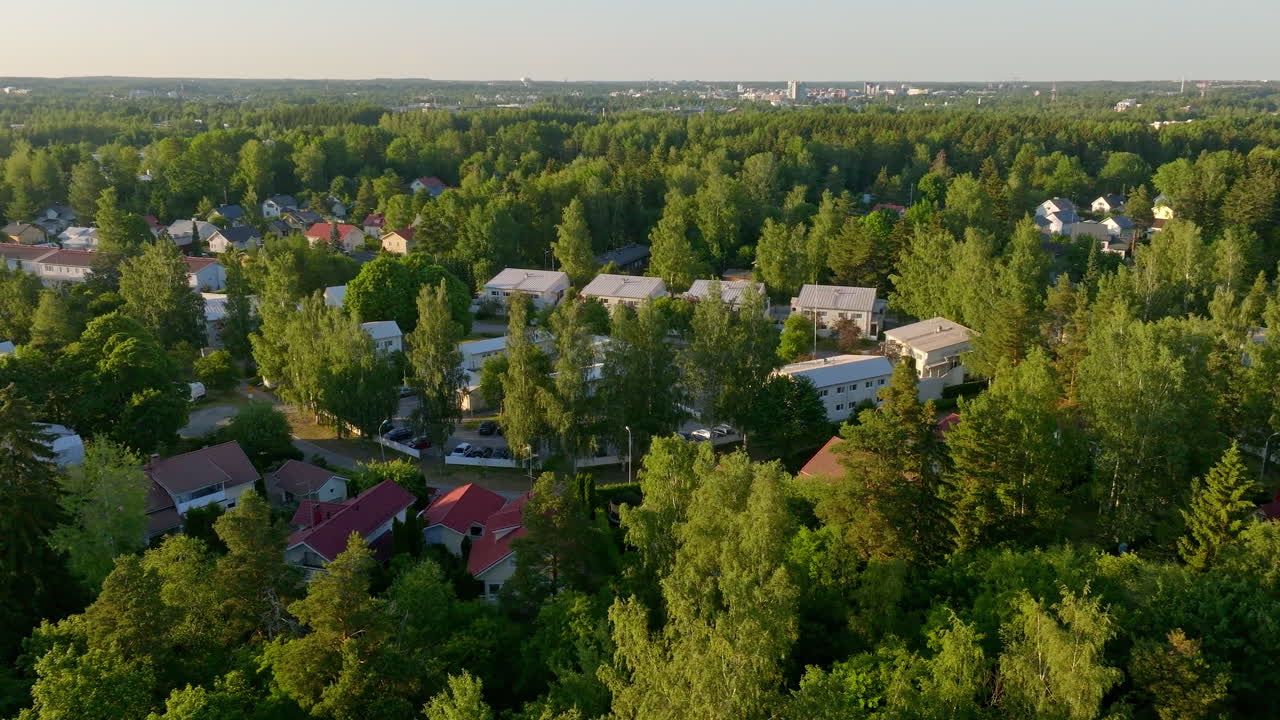 воздушный вид вокруг квартирного центра, солнечный, летний вечер в скандинавских кварталах