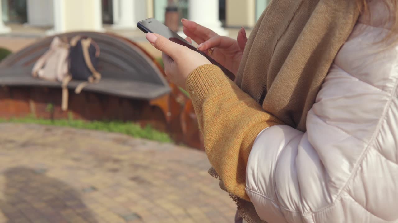 쇼핑몰 밖 에서 전화 를 사용하는 여자