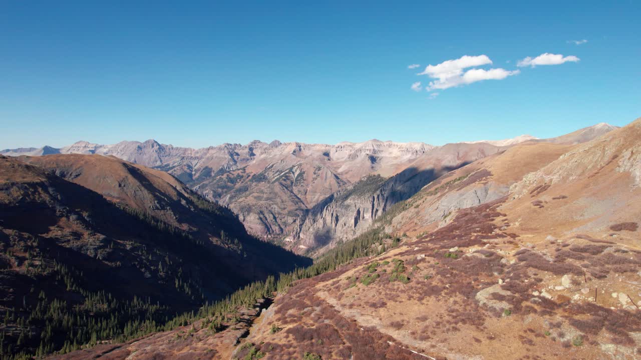 un avión no tripulado vuela a través de las montañas de san juan fuera de telluride, co.