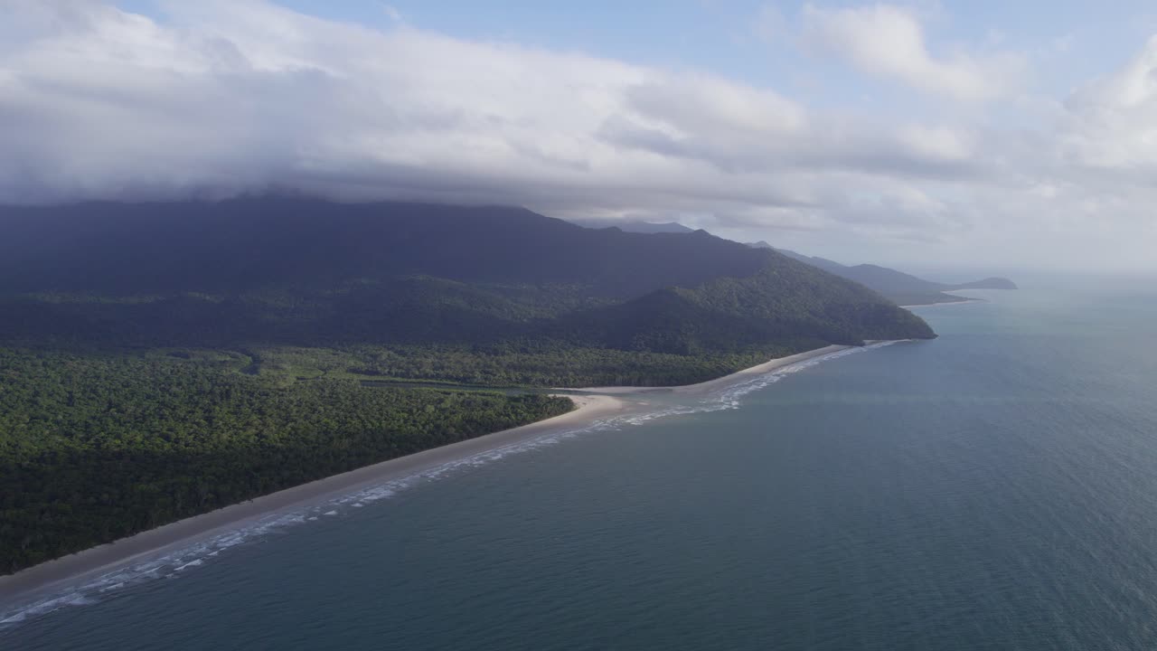 vista panorámica sobre el paisaje marino tropical del parque nacional daintree en el extremo norte de queensland, australia - toma aérea de drones