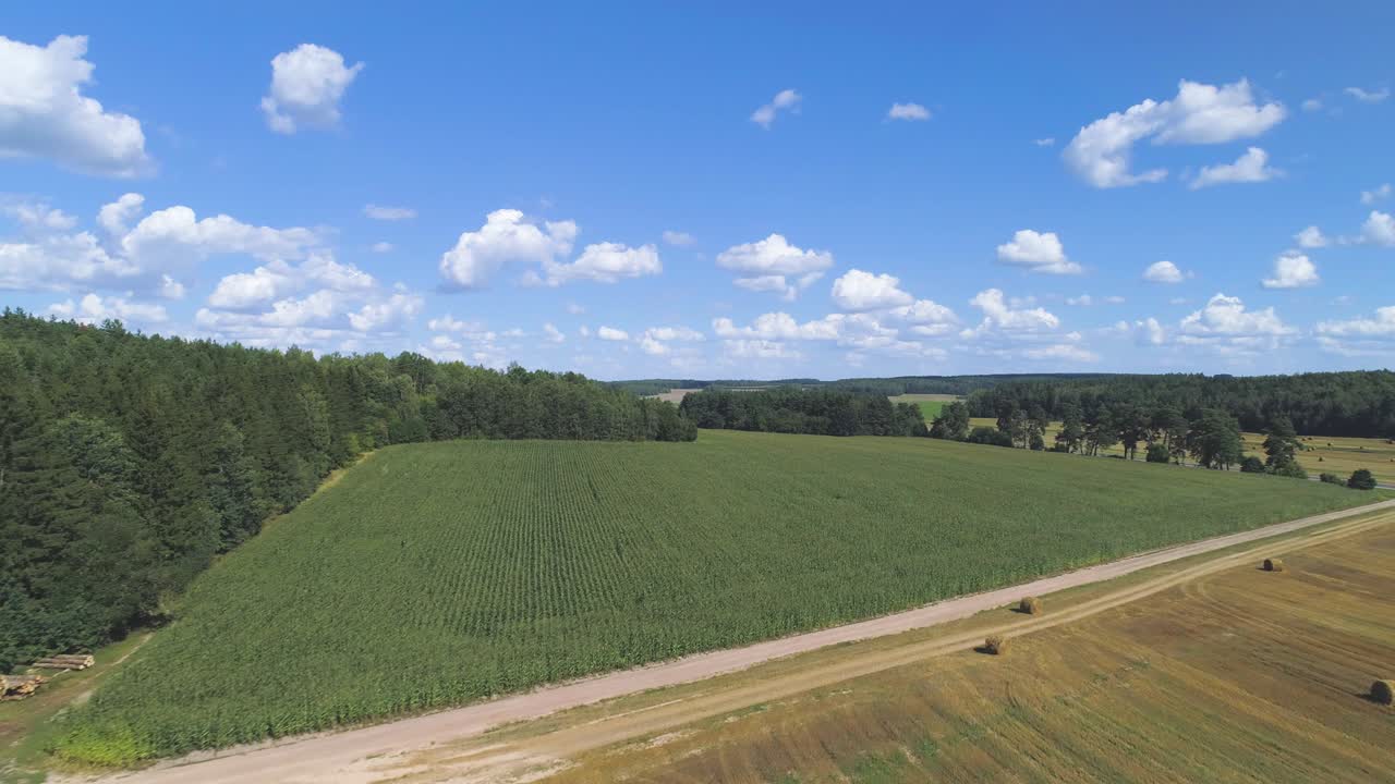 volando sobre balas de heno en un campo