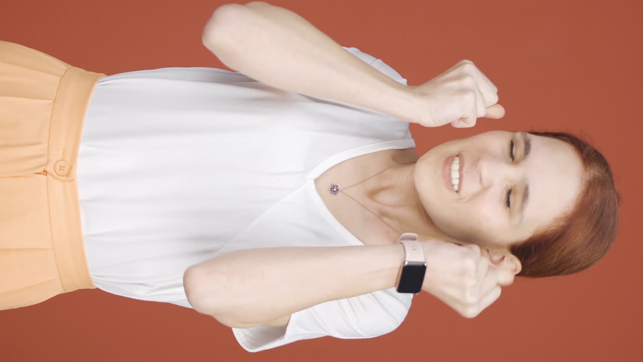 분노로 폭발하는 여성의 수직 비디오.