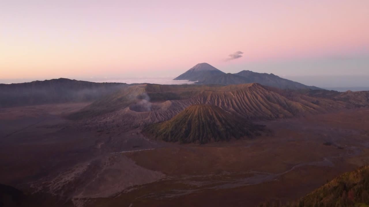 toma aérea del paisaje del volcán kawah ijen y bromo durante la puesta de sol en asia
