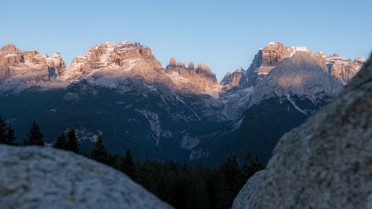 Ombre serali che si muovono sulle Dolomiti di Brenta, Italia. Motion-lapse