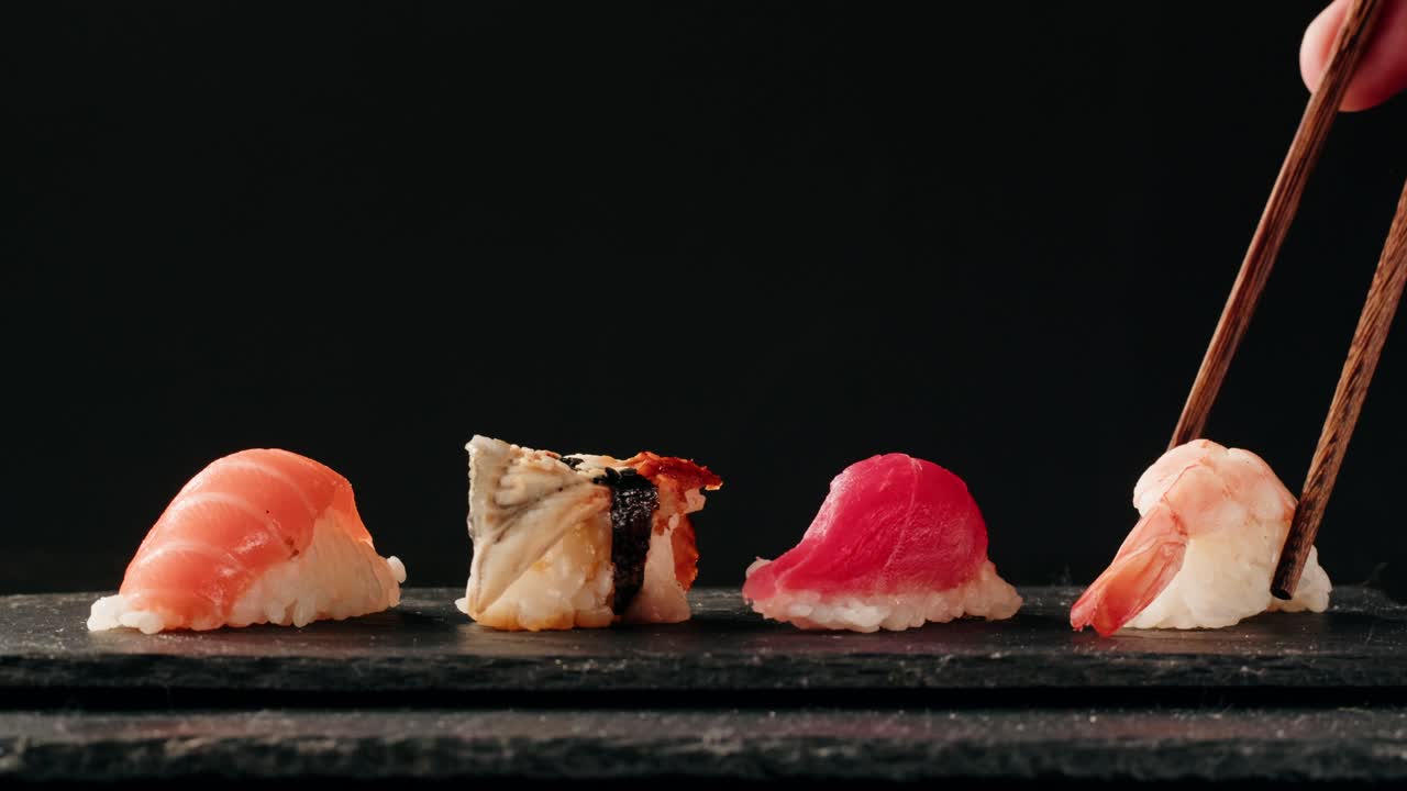 Piatto di sashimi, ristorante giapponese, fette fresche di tonno e salmone in un locale moderno, cibo tradizionale, piatto di pesce rosso crudo, omega 3