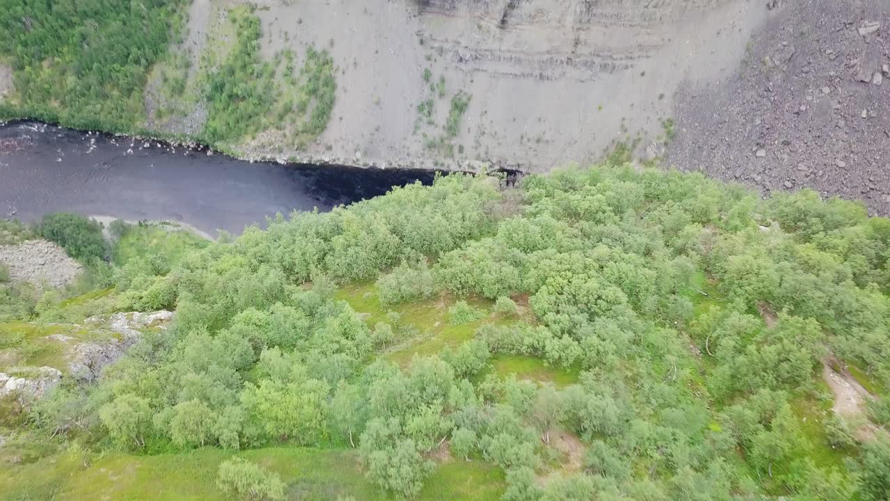 imágenes muy impresionantes de drones fluidnes del cañón alta de noruega del norte