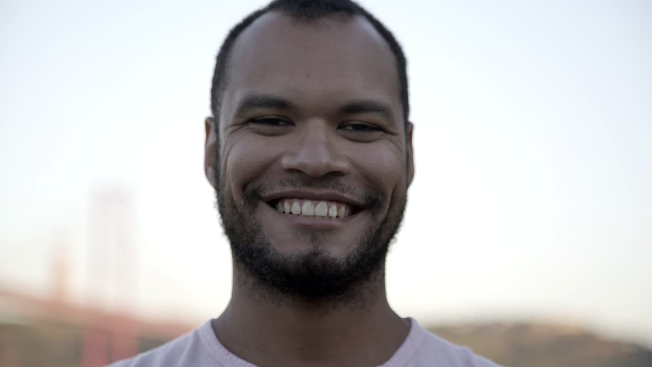 hombre guapo sonriendo a la cámara