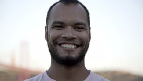 hombre guapo sonriendo a la cámara