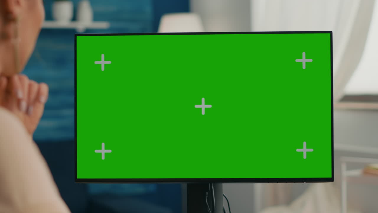 close-up di una donna che fa una videoconferenza su un computer personale