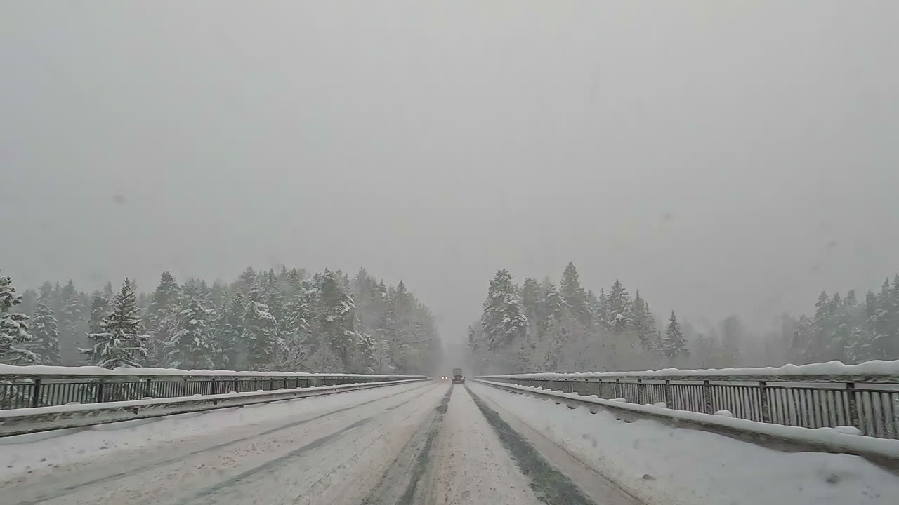 폭설 중 겨울날 운전하는 자동차, 운전자 시점 샷, pov
