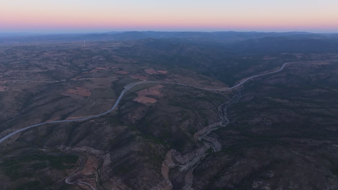 Luftfoto af tågede vande og uberørt natur ved daggry, Tyrkiet