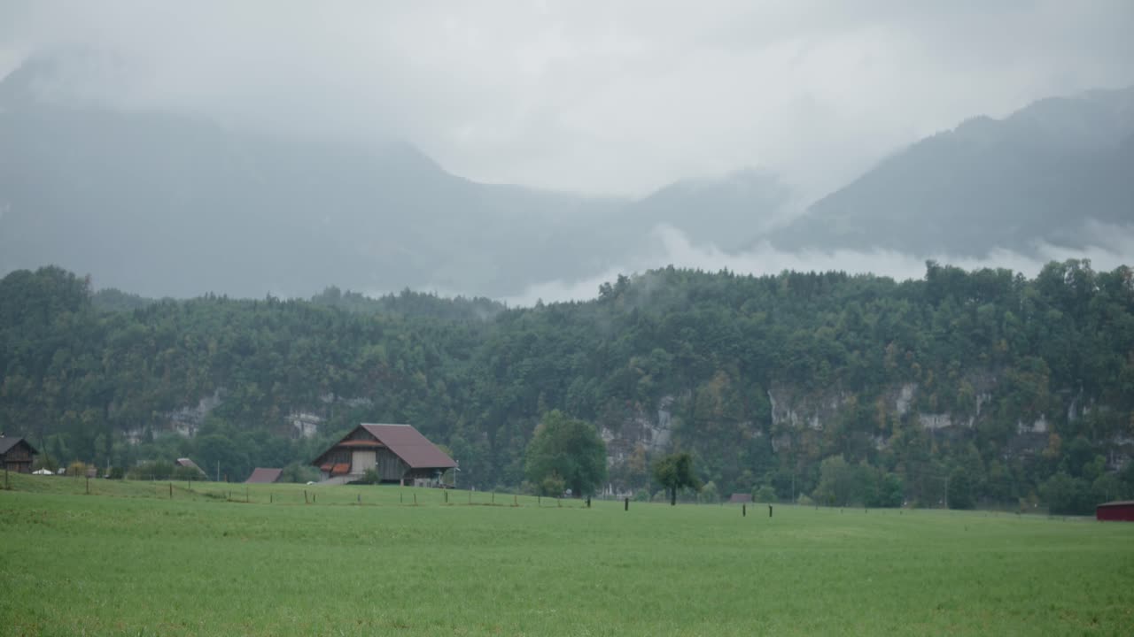 ภูเขา หมอก ฟาร์ม ฝน มีเมฆมาก บรรยากาศหม่นหมอง สวิตเซอร์แลนด์ หมู่บ้าน