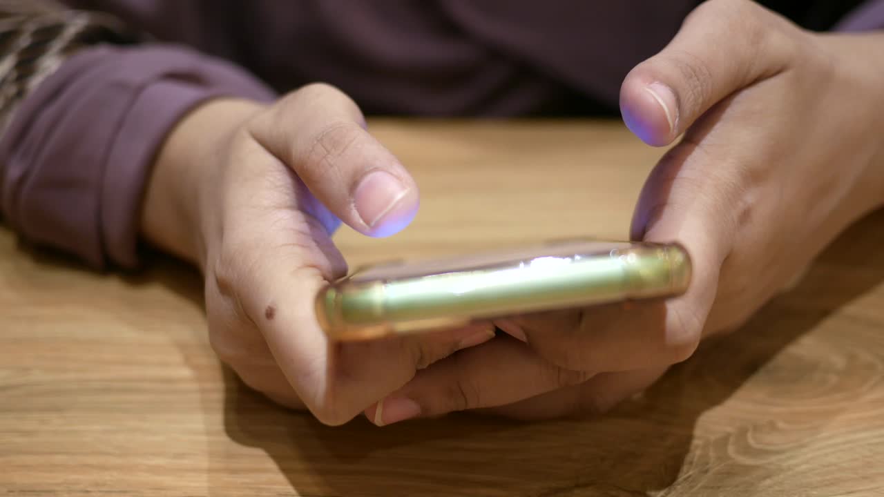 카페 에서 휴대 전화 를 사용하는 여자