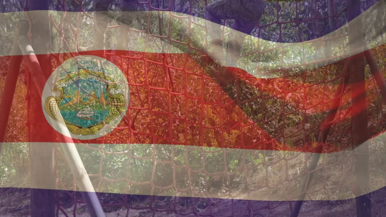 Pesquisador de campo usando malha de armadilha elevada por vara sob sobreposição de bandeira transparente monitorando a vida selvagem.