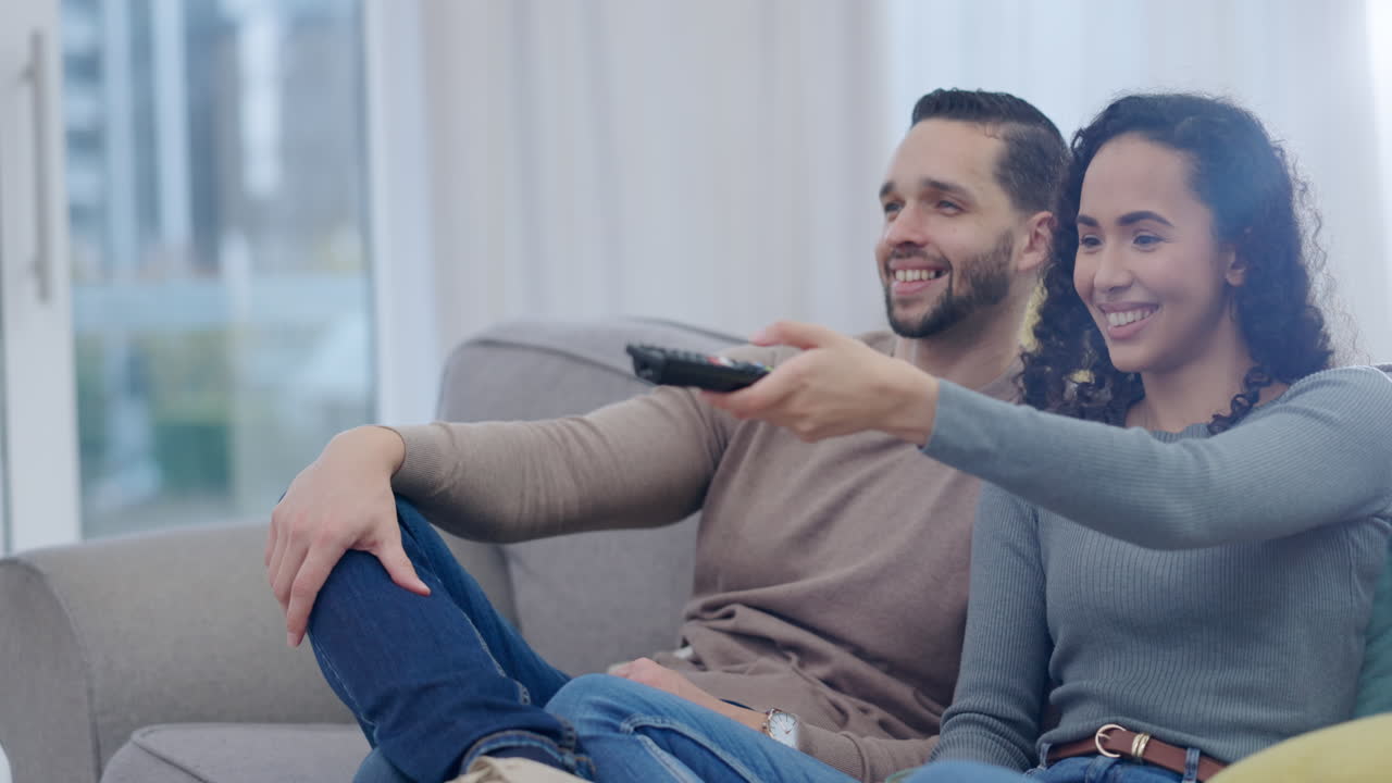 Relax, streaming e coppia che guarda la TV