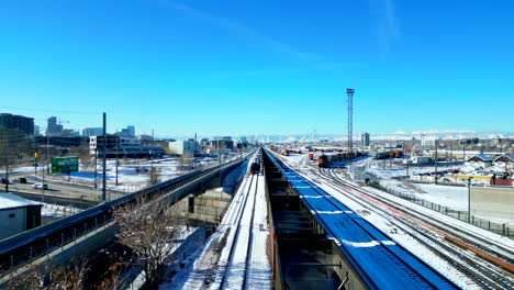 vista aérea del patio del tren durante un brillante día soleado