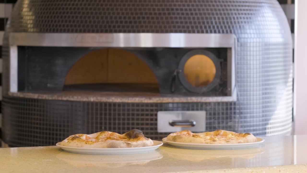 오븐에서 갓 꺼낸 맛있는 피자 두 개