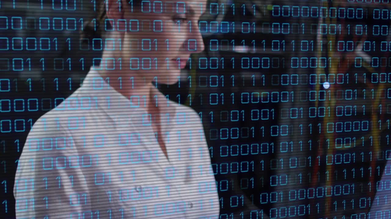 animación del procesamiento de datos sobre una mujer caucásica utilizando la sala de inserción de tabletas