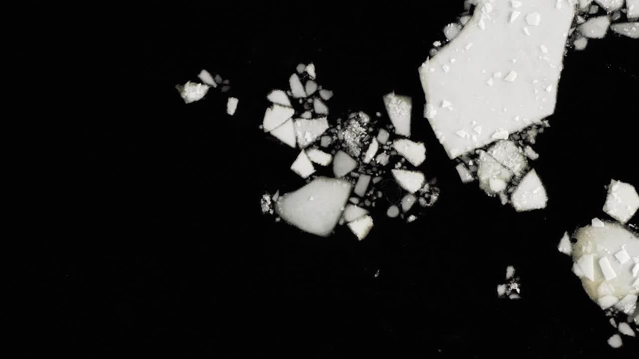 고요하고 어두운 바다에서 얼음이 녹는 드론 영상