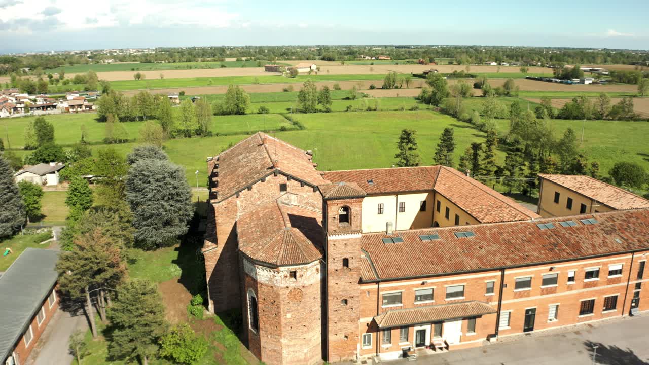 Chiesa Santa Maria delle Grazie katolske kirke i Soncino, Italia - luftbilde som trekker seg tilbake